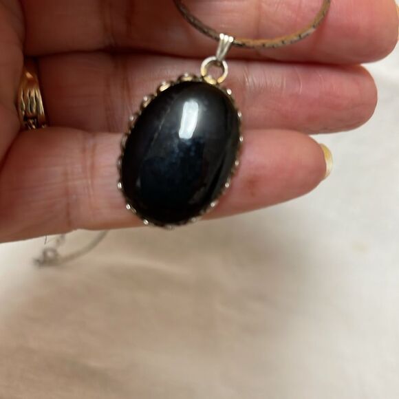 Vintage Elegant Black and. Silver Pendant Necklace - Picture 9 of 9